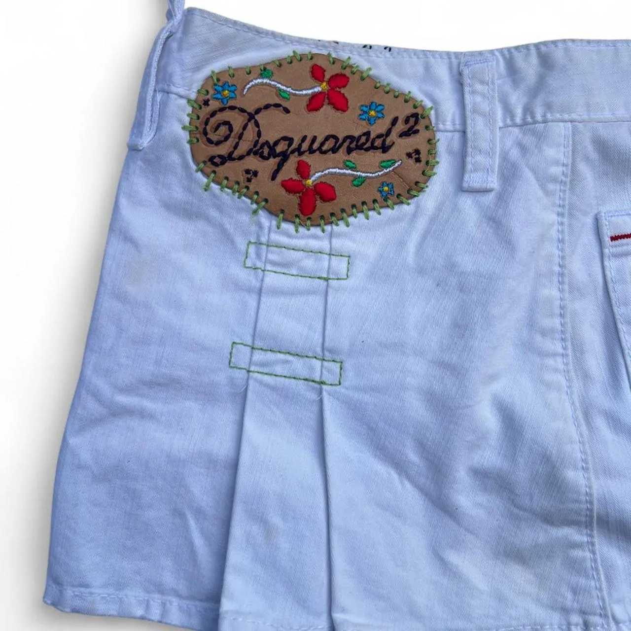 Rare Vintage Dsquared2 Runway White Mini Skirt with Embroidered Patch, photo 4 of 5